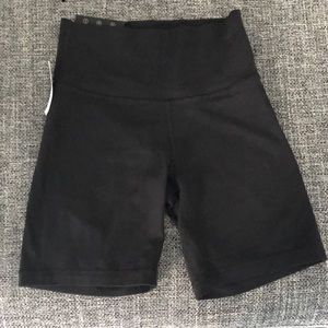 New w/tags Aritzia TNA Butter high rise shorts